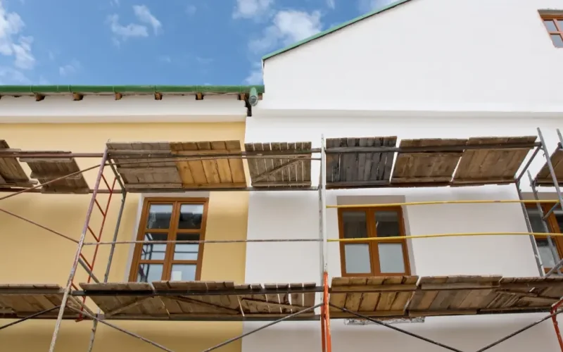 Étapes essentielles pour préparer une façade avant une remise en peinture